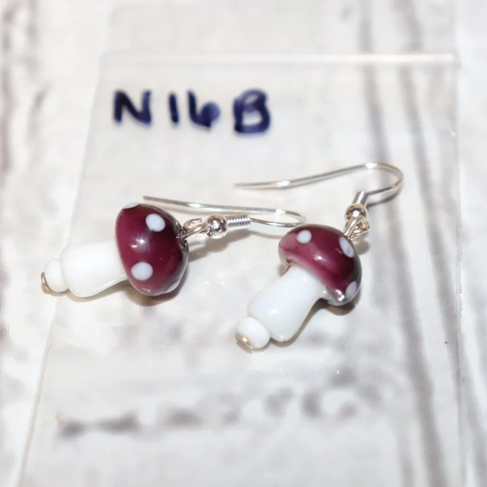 🍄 NWOT White & Purple Glass Mushroom Dangling Earrings – 1.5